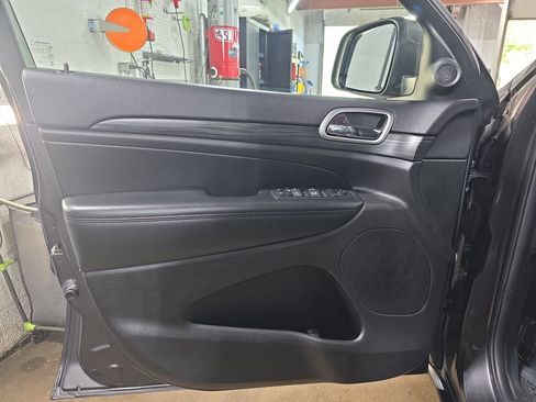Used 2019 Jeep Grand Cherokee Laredo AWD/4WD image 24