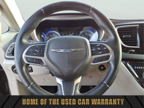 Used 2017 Chrysler Pacifica Touring-L FWD image 19