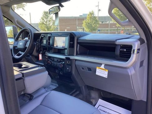 New 2026 Ford F350 4x4 Crew Cab DRW Super Duty image 17