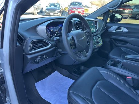 Used 2024 Chrysler Pacifica Touring-L w/ S Appearance Package image 56