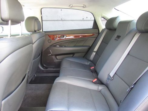 Used 2014 Hyundai Equus Signature RWD image 16