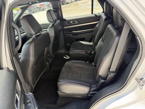 Used 2018 Ford Explorer XLT w/ Equipment Group 202A AWD/4WD image 21