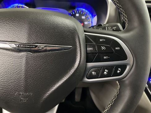 Used 2024 Chrysler Pacifica Touring-L FWD image 22