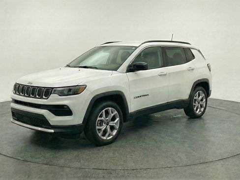 Used 2025 Jeep Compass Latitude image 3