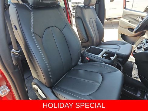 New 2025 Chrysler Pacifica Select image 10