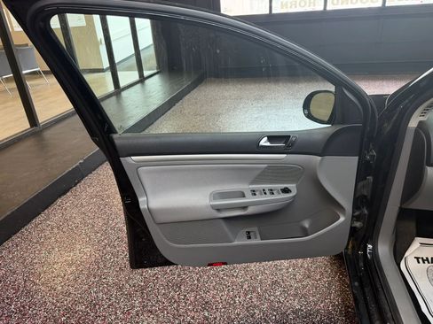 Used 2009 Volkswagen Rabbit S FWD image 11