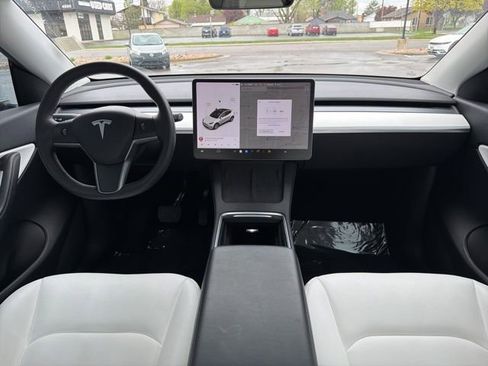 Used 2021 Tesla Model Y Long Range image 17