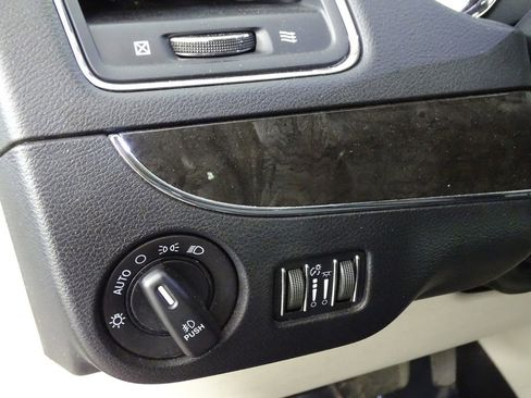 Used 2014 Chrysler Town & Country Touring image 18