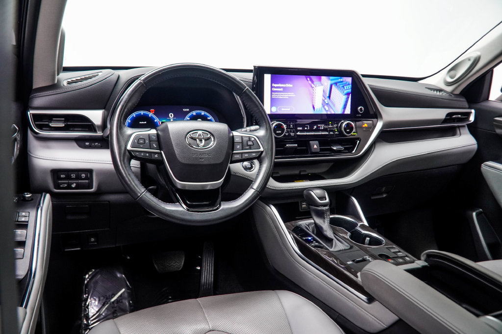 Used 2023 Toyota Highlander Platinum FWD image 18