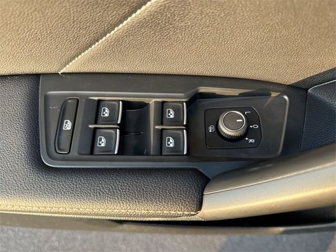 Used 2023 Volkswagen Tiguan SE image 15