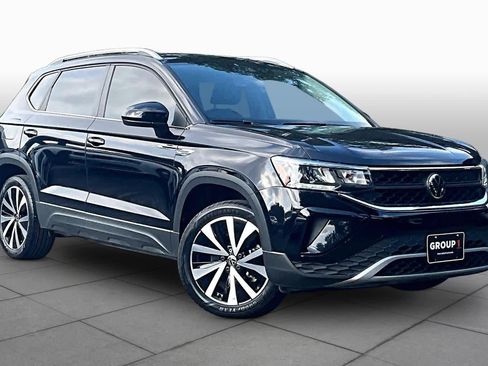 Used 2023 Volkswagen Taos SE w/ Panoramic Sunroof Package FWD image 3