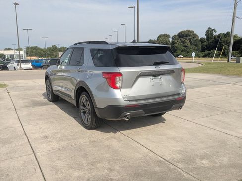 Used 2023 Ford Explorer XLT w/ Equipment Group 202A AWD/4WD image 4