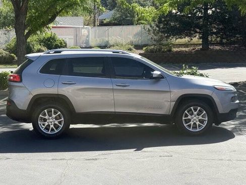 Used 2015 Jeep Cherokee Latitude AWD/4WD image 3