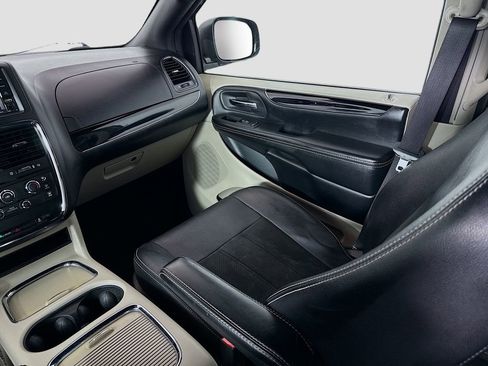 Used 2019 Dodge Grand Caravan SXT FWD image 21