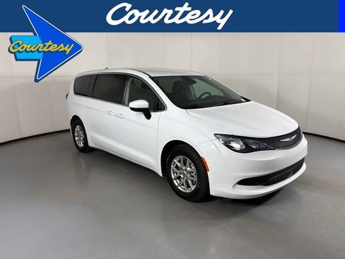 Used 2023 Chrysler Voyager LX FWD image 1