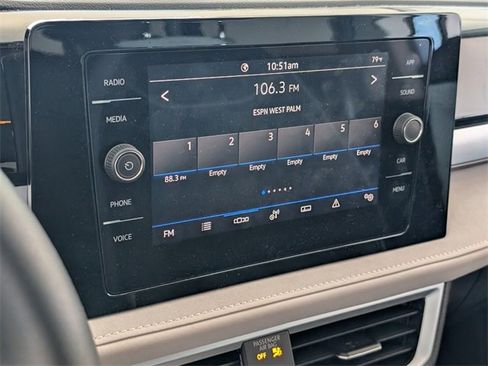 Used 2025 Volkswagen Taos SE w/ Black Wheel Package image 10