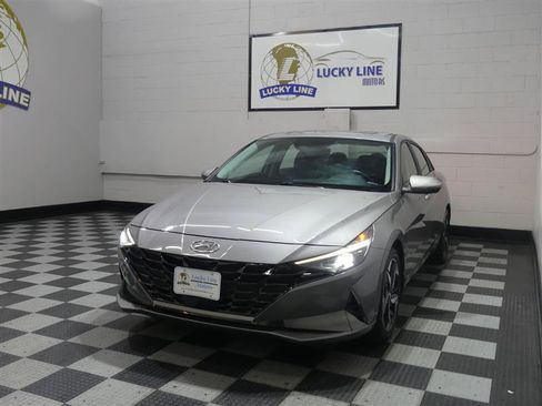 Used 2022 Hyundai Elantra Limited FWD image 5
