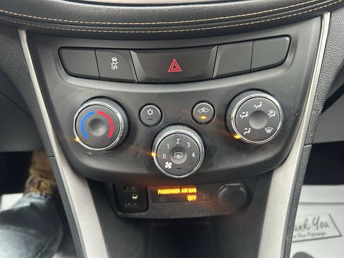 Used 2018 Chevrolet Trax LT w/ LT Convenience Package FWD image 24