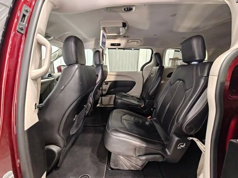 Used 2017 Chrysler Pacifica Touring-L FWD image 29