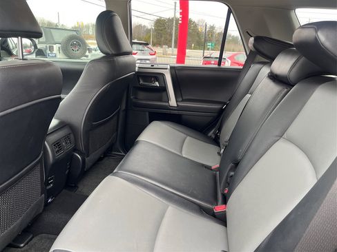 Used 2018 Toyota 4Runner SR5 Premium image 10