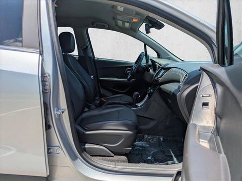 Used 2020 Chevrolet Trax LT w/ LT Convenience Package FWD image 24