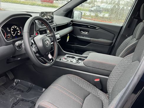 Used 2025 Honda Pilot Sport image 9