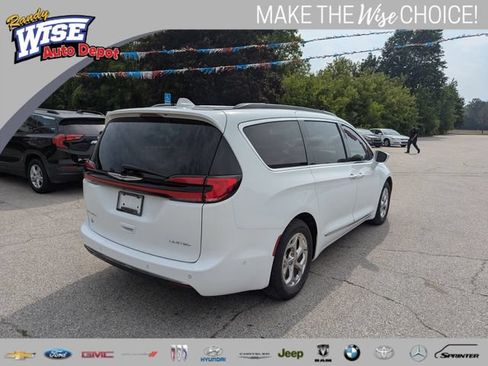 Used 2022 Chrysler Pacifica Limited FWD image 3