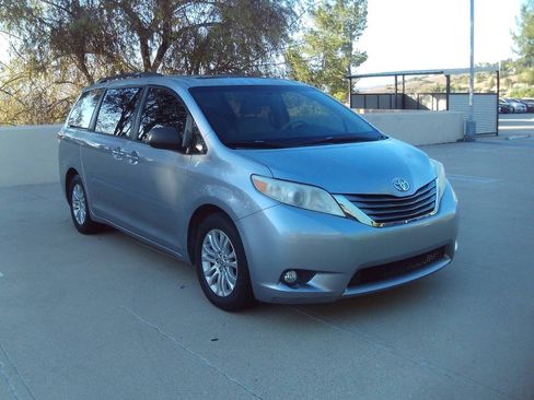 Used 2012 Toyota Sienna XLE w/ Premium Pkg FWD image 2