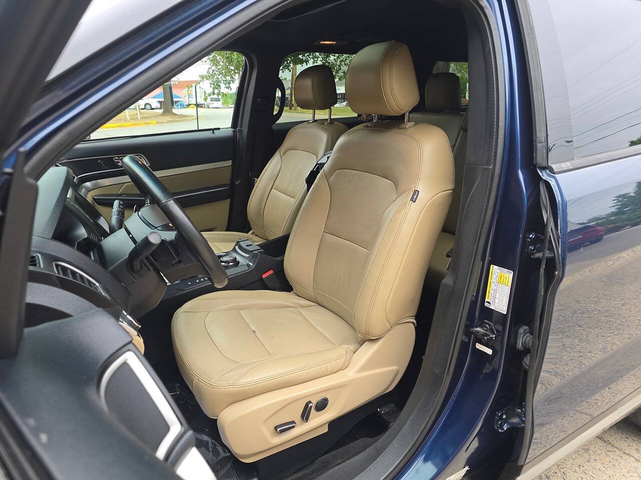 Used 2016 Ford Explorer XLT w/ Equipment Group 202A AWD/4WD image 10
