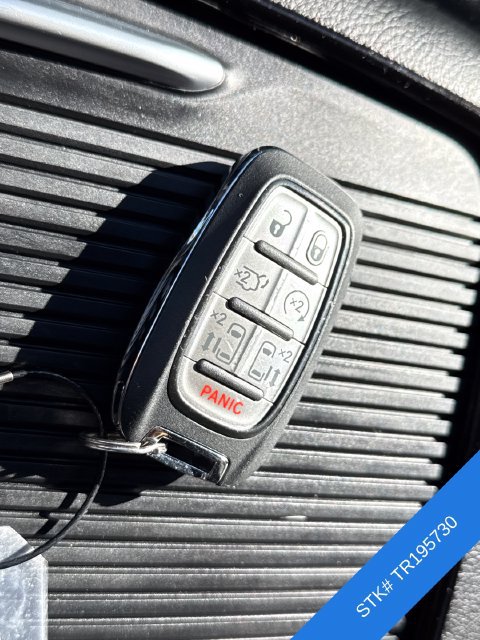 Used 2026 Chrysler Pacifica Limited FWD image 4