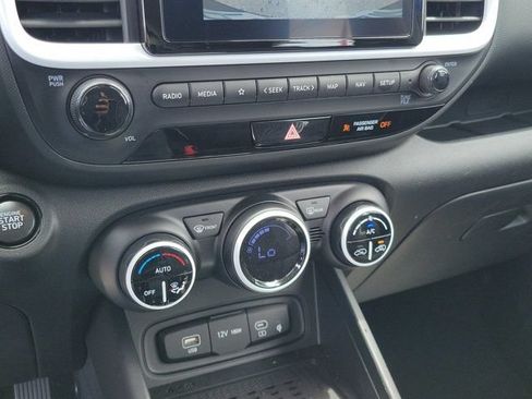 Used 2025 Hyundai Venue Limited FWD image 26