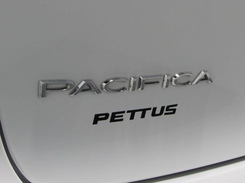 Used 2023 Chrysler Pacifica Touring-L FWD image 34