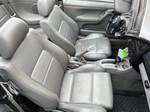 Used 2002 Volkswagen Cabrio GLX image 15