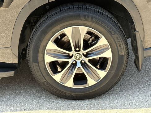 Used 2022 Toyota Highlander XLE FWD image 10