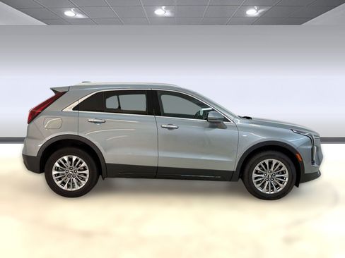 Used 2025 Cadillac XT4 Premium Luxury FWD image 8