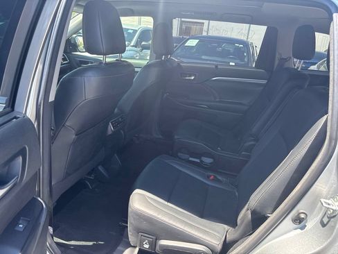 Used 2018 Toyota Highlander Limited Platinum w/ Carpet Mat Package (TMS) AWD/4WD image 12