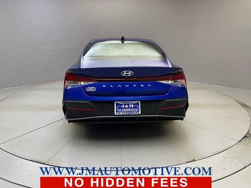 Used 2024 Hyundai Elantra SE FWD image 4