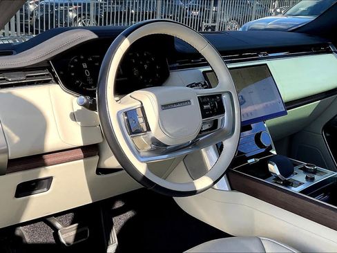 Used 2023 Land Rover Range Rover Long Wheelbase SE image 16
