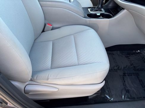 Used 2019 Toyota Highlander LE AWD/4WD image 29