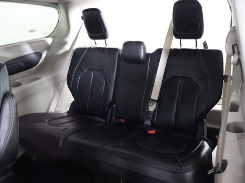 Used 2023 Chrysler Pacifica Touring-L image 34