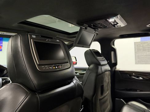 Used 2018 Cadillac Escalade Platinum RWD image 20