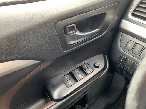 Used 2018 Toyota Highlander XLE w/ Carpet Mat Package (TMS) AWD/4WD image 17