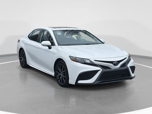 Used 2021 Toyota Camry SE image 3