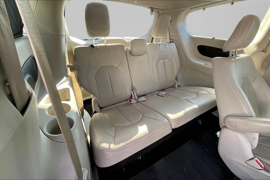 Used 2021 Chrysler Pacifica Touring-L w/ Uconnect Theater Family Group FWD image 26