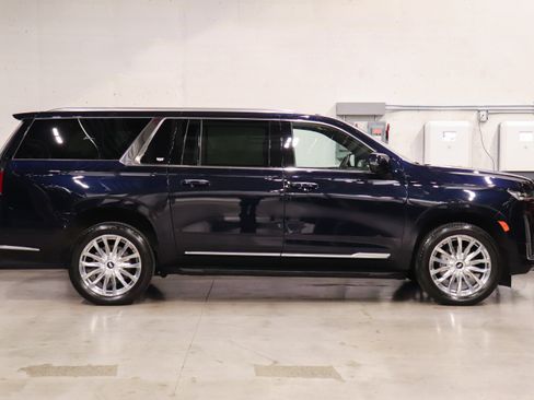 Used 2022 Cadillac Escalade ESV Premium Luxury image 6