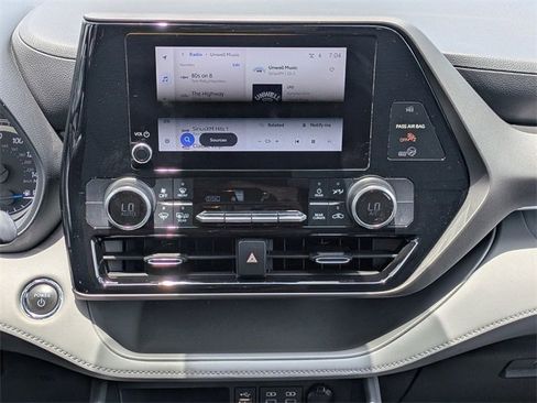 Used 2023 Toyota Highlander LE image 19