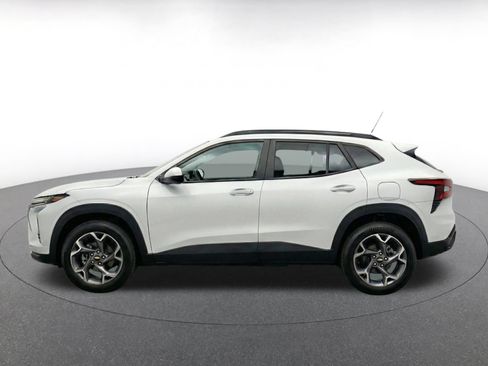 Used 2025 Chevrolet Trax LT w/ LT Convenience Package FWD image 4