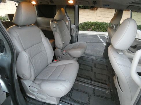 Used 2015 Toyota Sienna XLE image 36