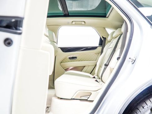 Used 2021 Bentley Bentayga AWD/4WD image 50