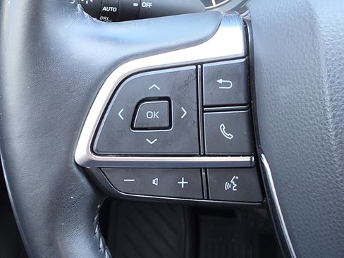 Used 2021 Toyota Highlander XLE AWD/4WD image 19